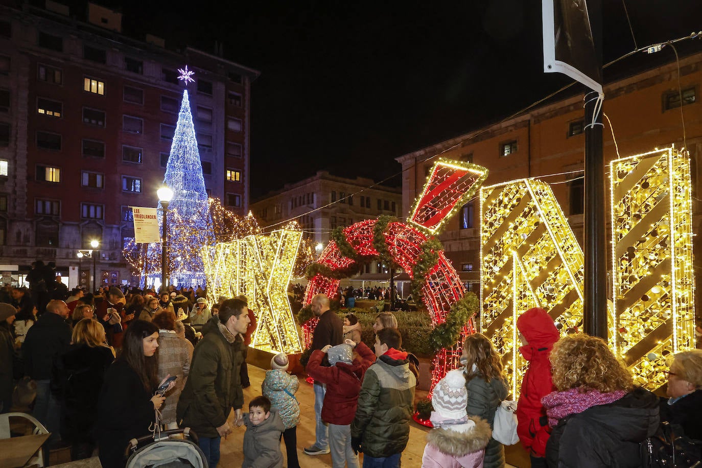 Fotos: Gijón estrena su alumbrado de Navidad más llamativo y deslumbrante