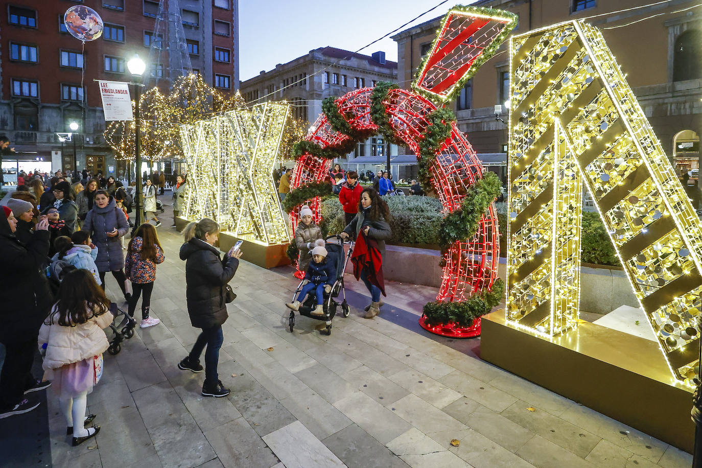 Fotos: Gijón estrena su alumbrado de Navidad más llamativo y deslumbrante