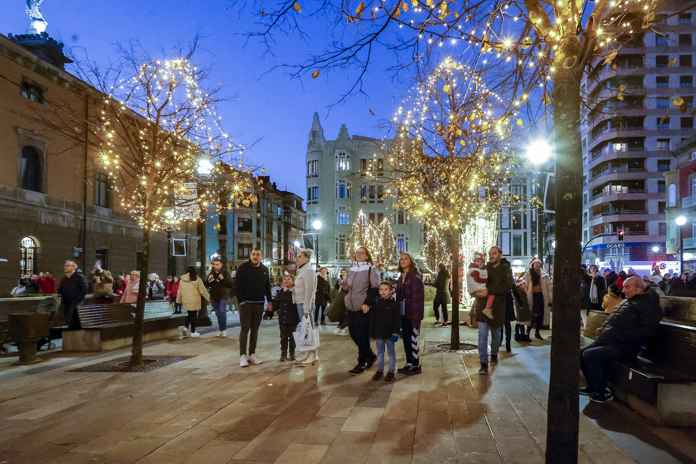 Fotos: Gijón estrena su alumbrado de Navidad más llamativo y deslumbrante