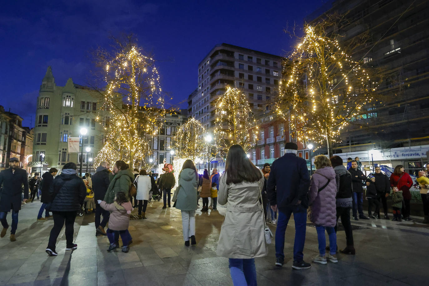 Fotos: Gijón estrena su alumbrado de Navidad más llamativo y deslumbrante