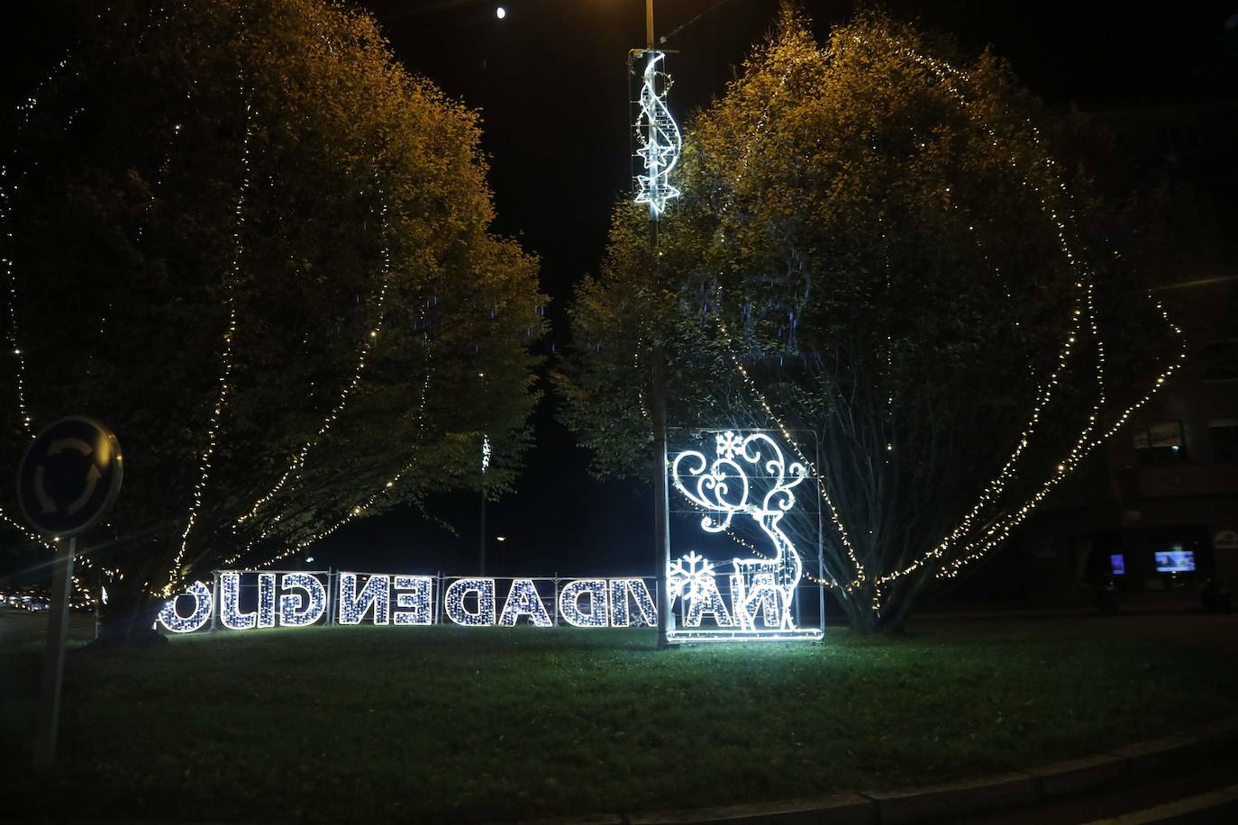 Fotos: Gijón estrena su alumbrado de Navidad más llamativo y deslumbrante