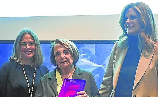 Galería. María de Álvaro y Magali Costales (Caja Rural), con la que fuera alcaldesa de Gijón, Paz Fernández Felgueroso. 