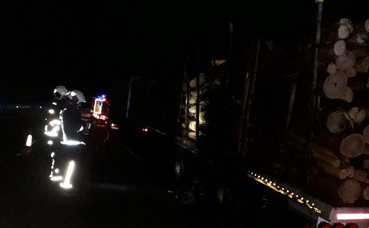 Bomberos del SEPA apagando el fuego del camión en la A-8, a la altura de Villaviciosa