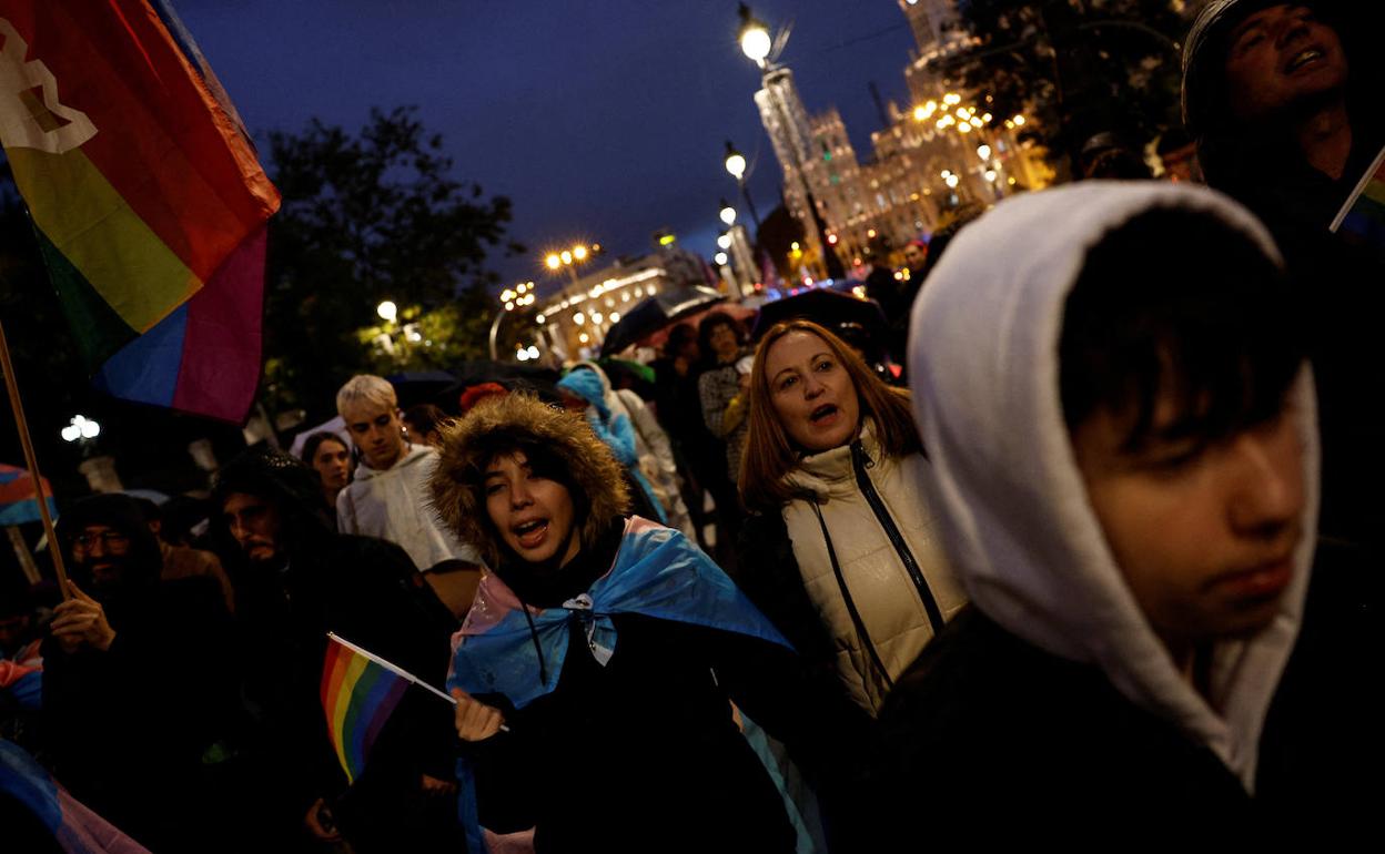 Un niño transgénero de 14 años, junto a sus padres, protesta a favor de la 'ley trans' en Madrid.