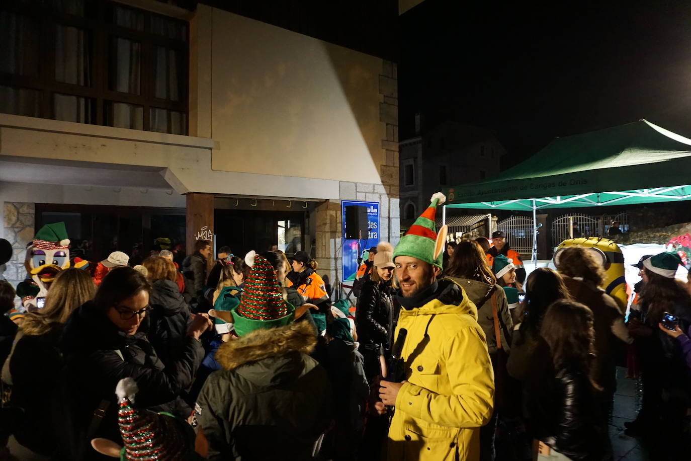 Fotos: Cangas de Onís enciende su Navidad más «ambiciosa» y solidaria con los vecinos