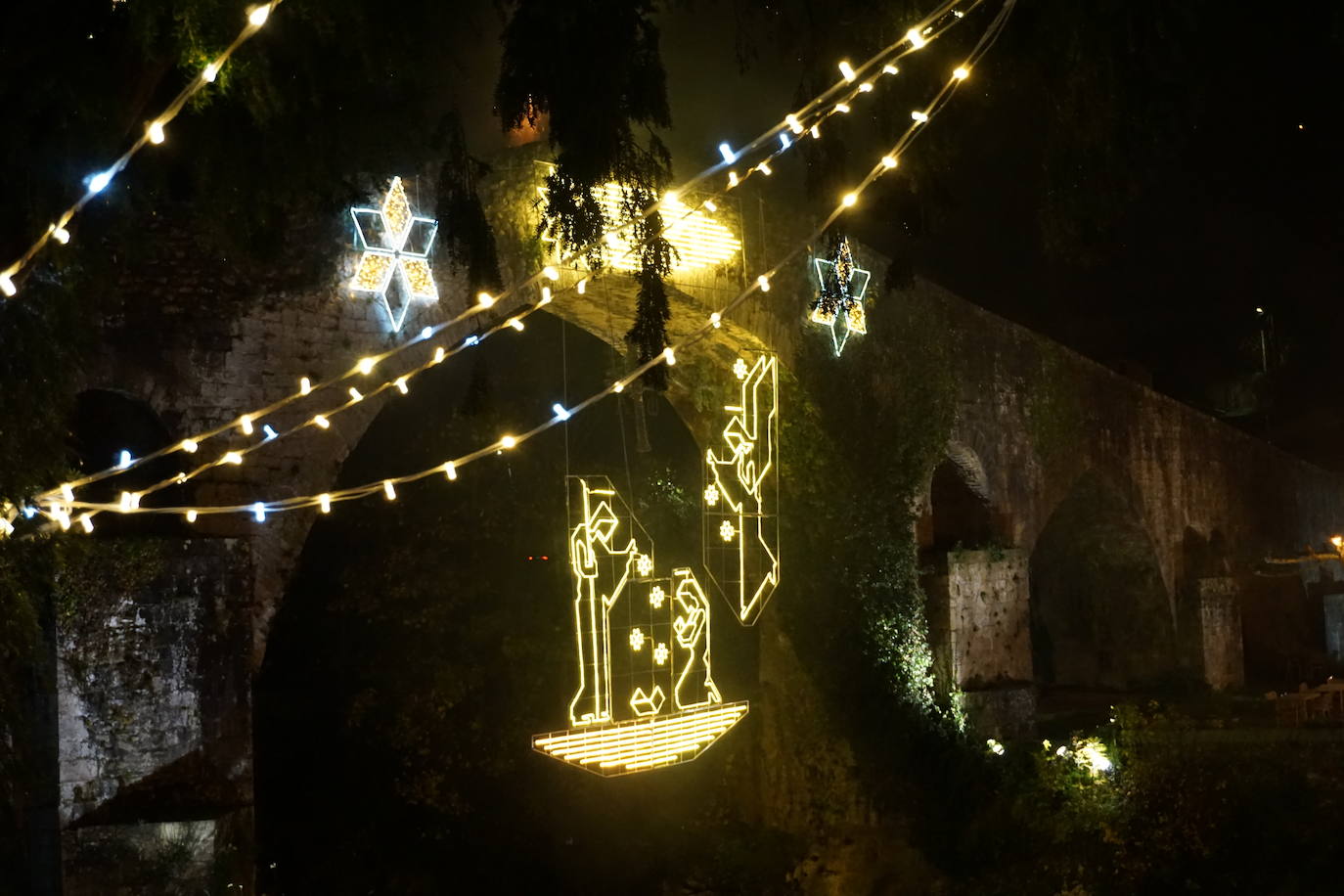 Fotos: Cangas de Onís enciende su Navidad más «ambiciosa» y solidaria con los vecinos