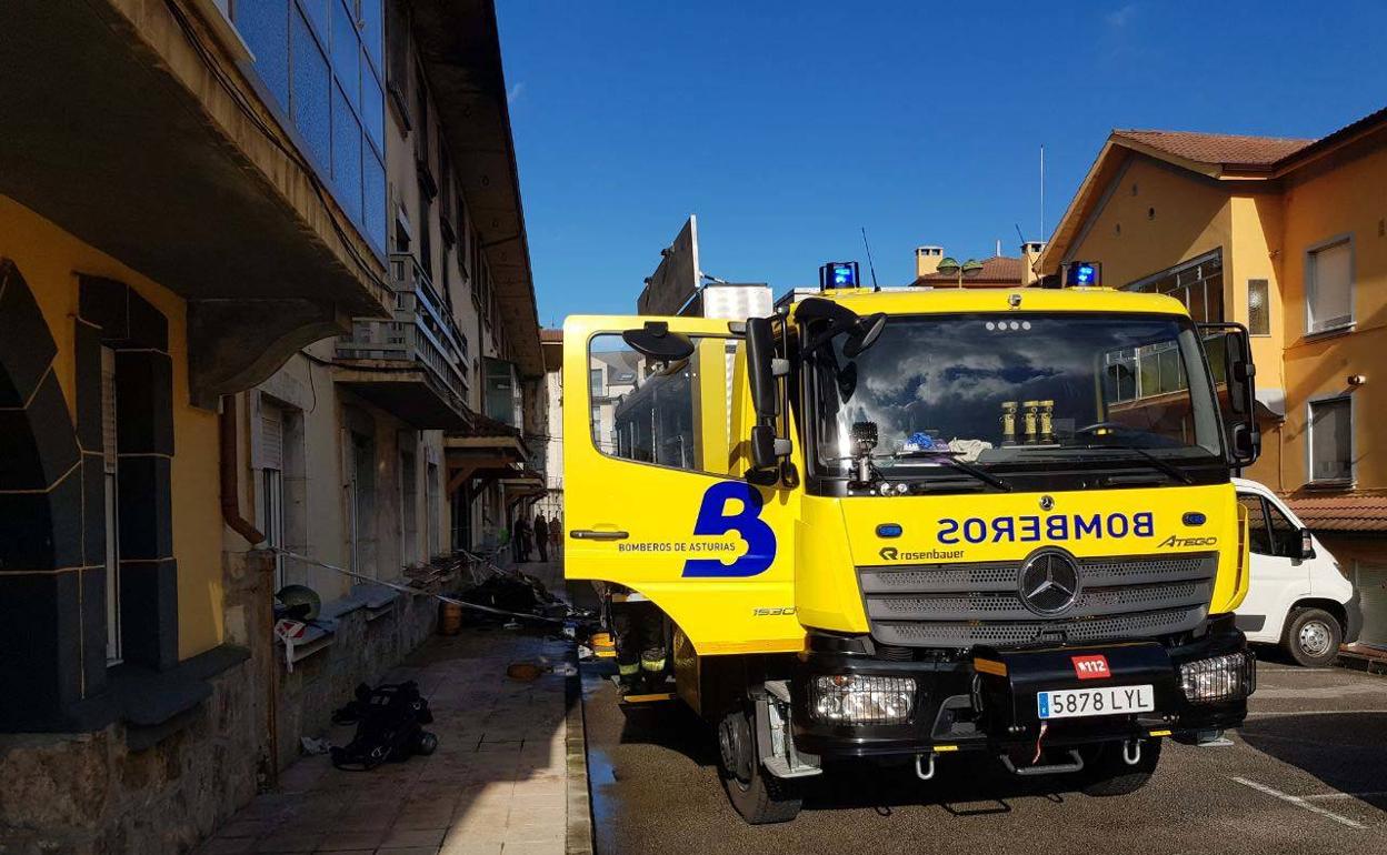 Los bomberos sofocaron el incendio originado en una vivienda de la calle Nubero, en Avilés. 