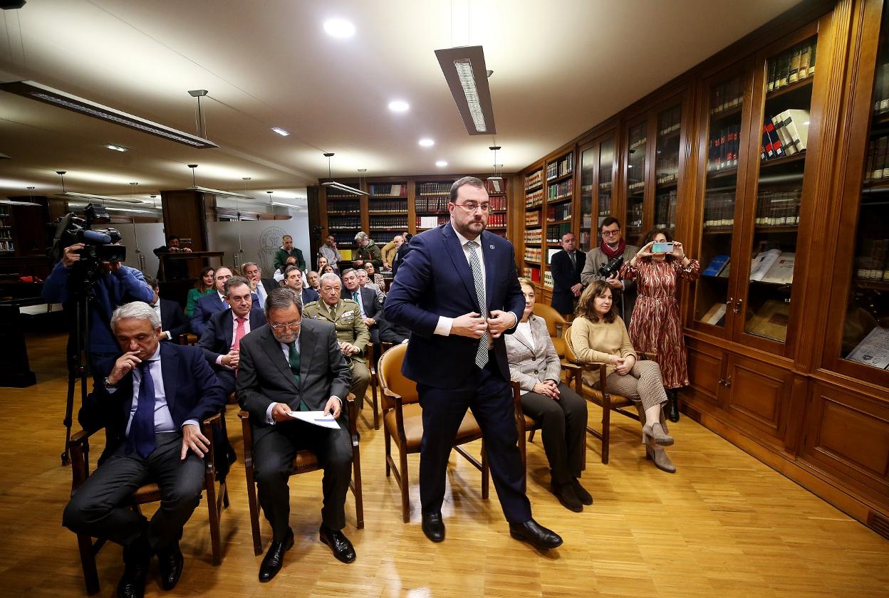 Barbón, momentos antes de su intervención de ayer en la sede del Colegio de Abogados, en el acto de lectura de la Constitución. 