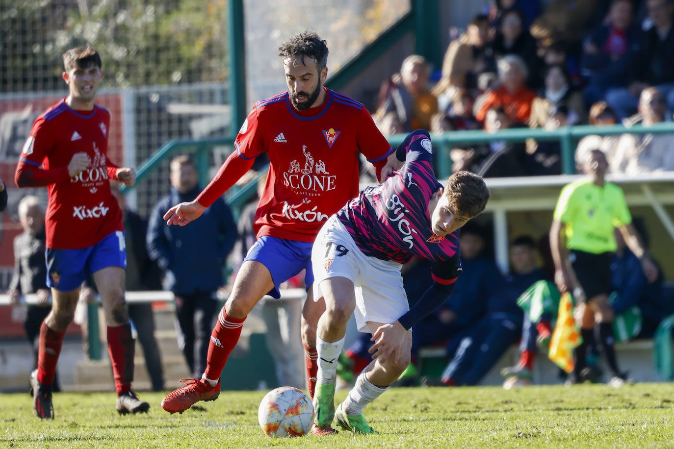 Fotos: Las mejores imágenes del Ceares - Sporting B