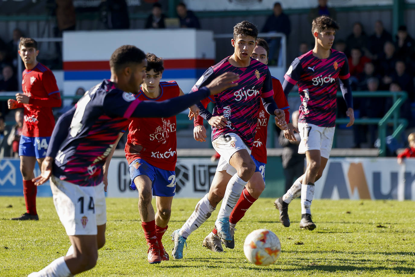 Fotos: Las mejores imágenes del Ceares - Sporting B