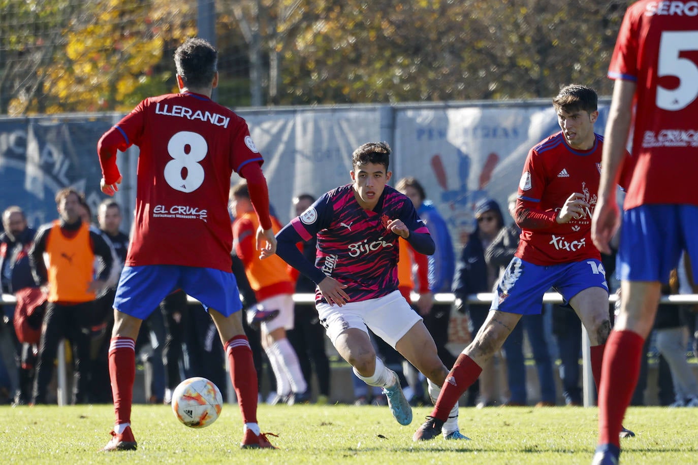 Fotos: Las mejores imágenes del Ceares - Sporting B