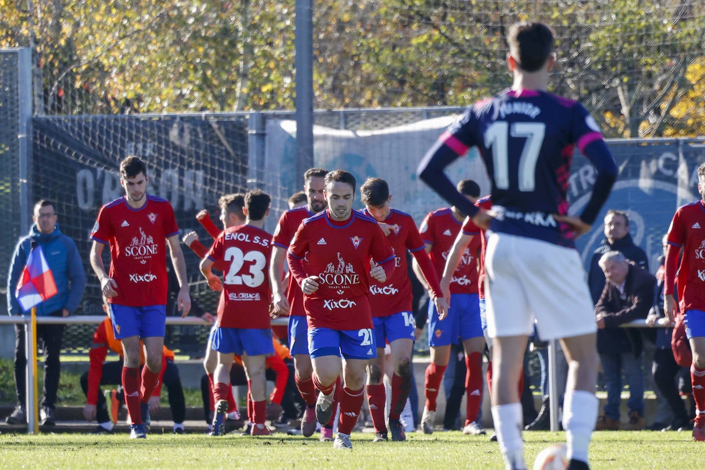 Fotos: Las mejores imágenes del Ceares - Sporting B