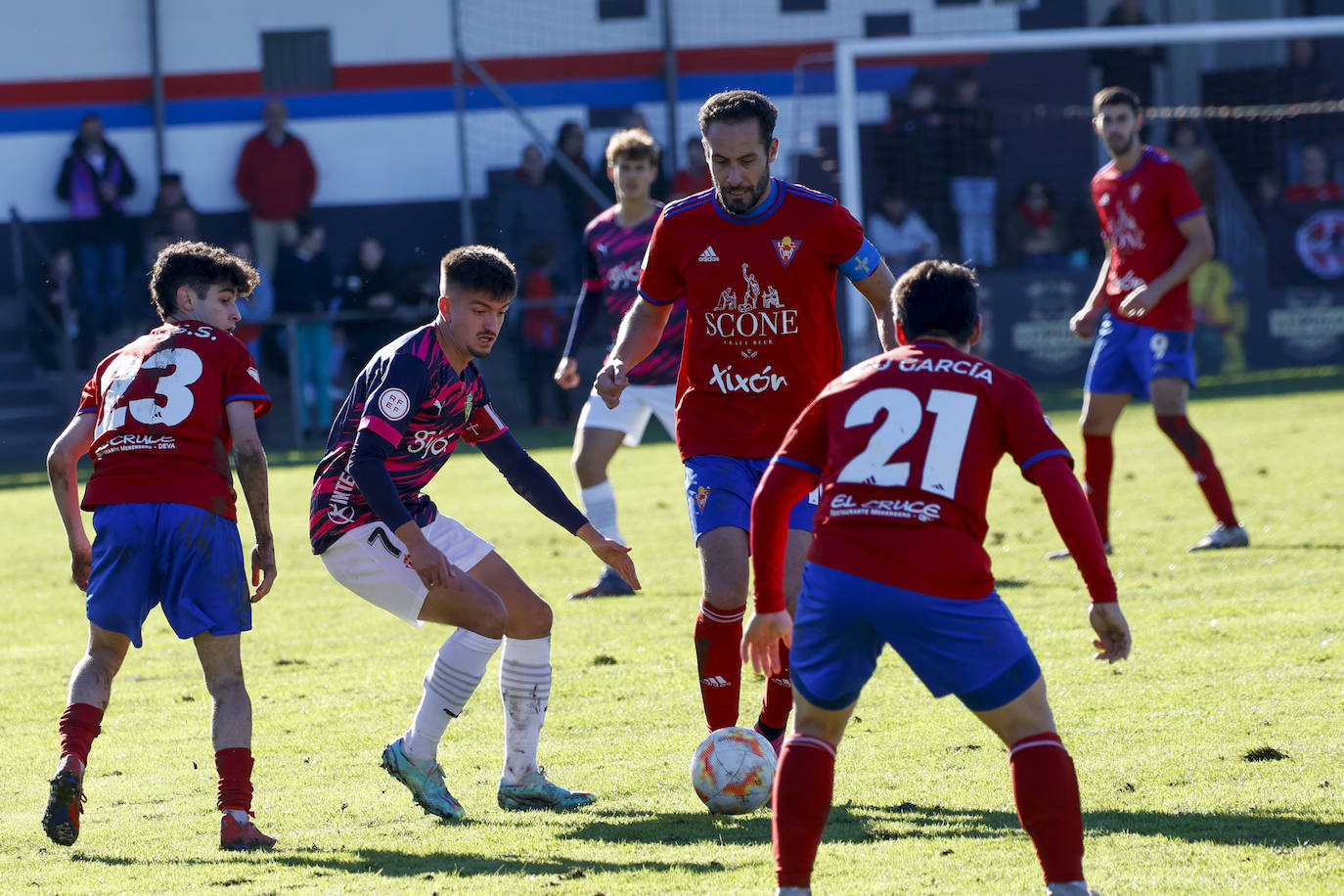 Fotos: Las mejores imágenes del Ceares - Sporting B