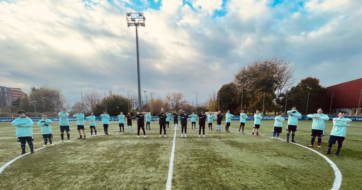 La plantilla del equipo Genuine posa en el Fundoma con motivo del Día Internacional de la discapacidad. 