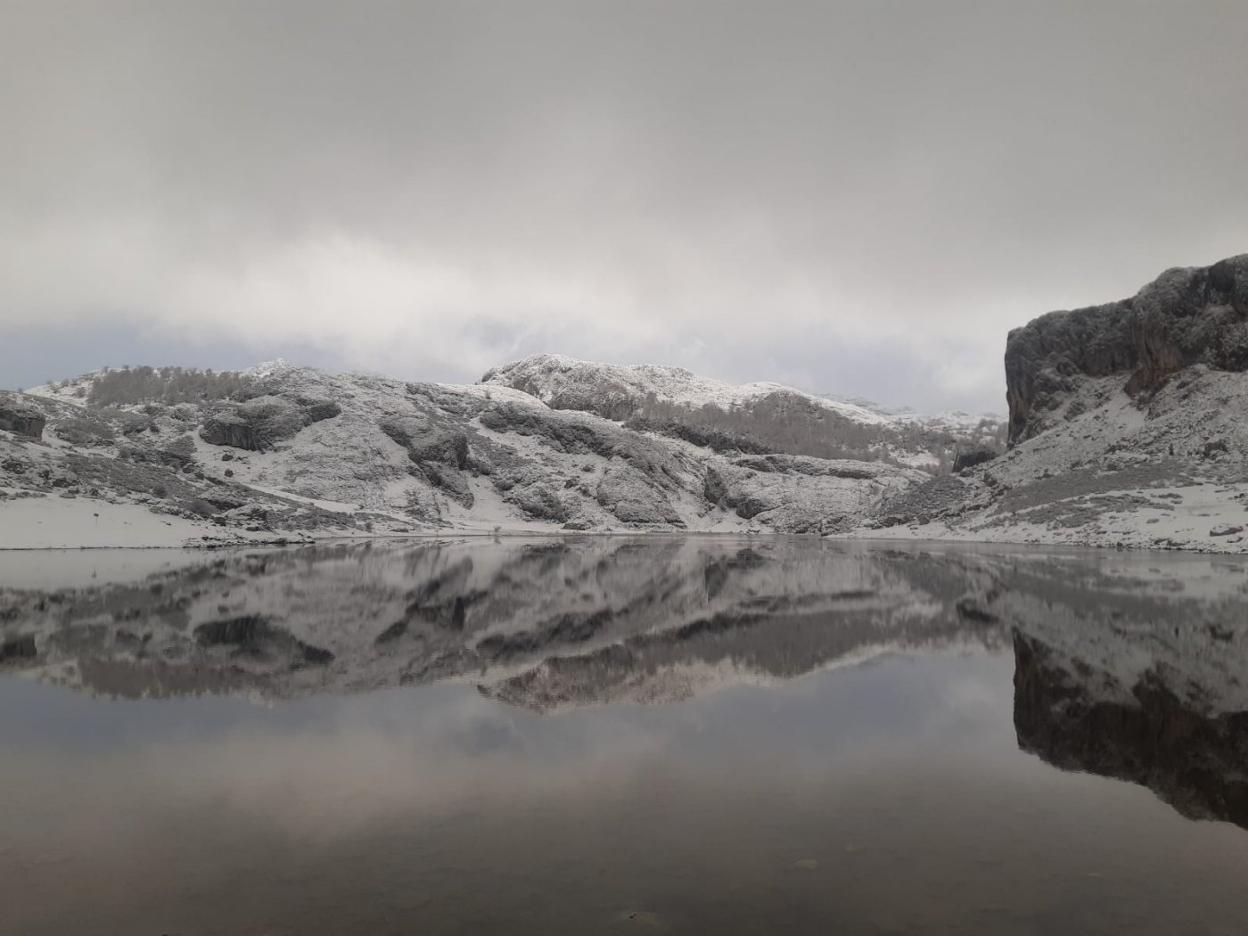 El paisaje en los Lagos de Covadonga era totalmente invernal, aunque para llegar al lugar era necesario las cadenas en los vehículos. 