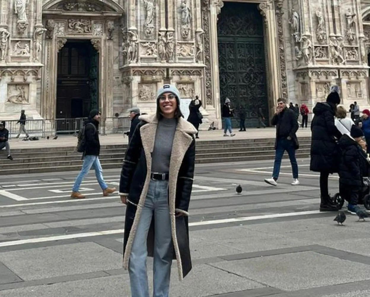 La joven gijonesa Irene Bazo, ante la catedral de Milán. 