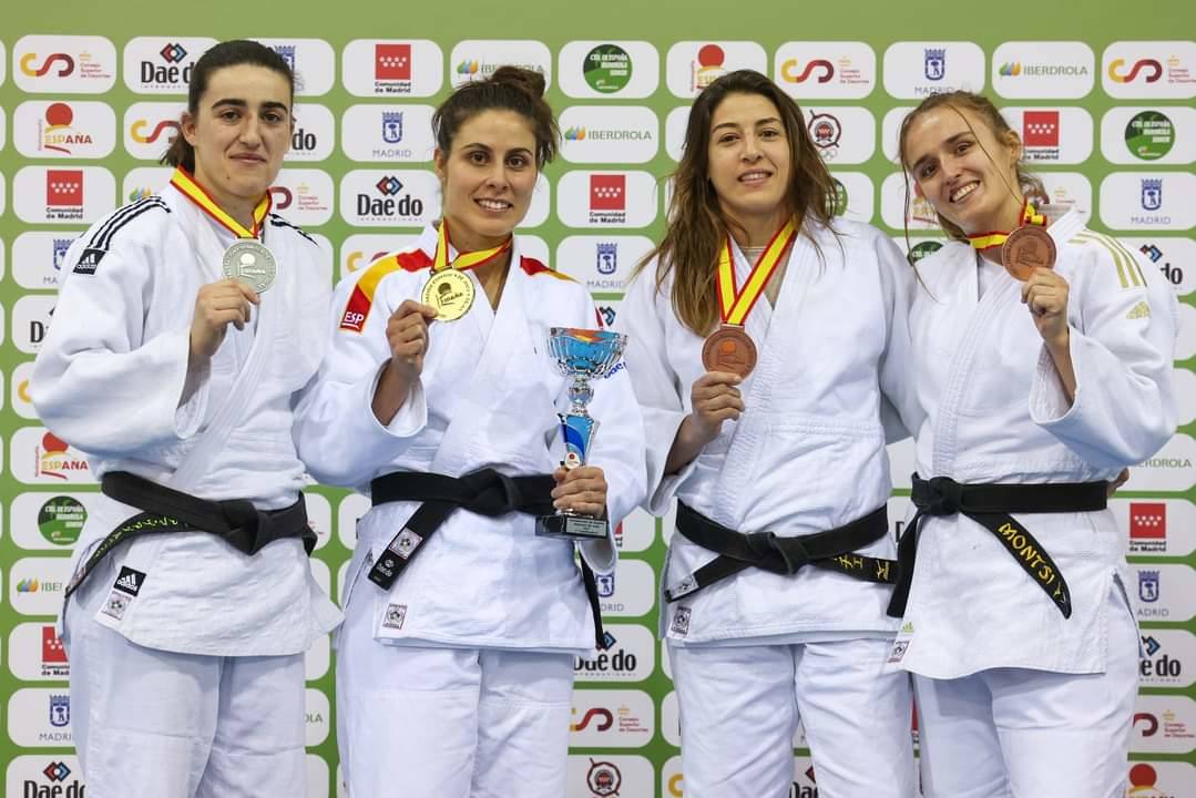  Sara Rodríguez, segunda por la izquierda, en el podio de menos de 70 kilos.