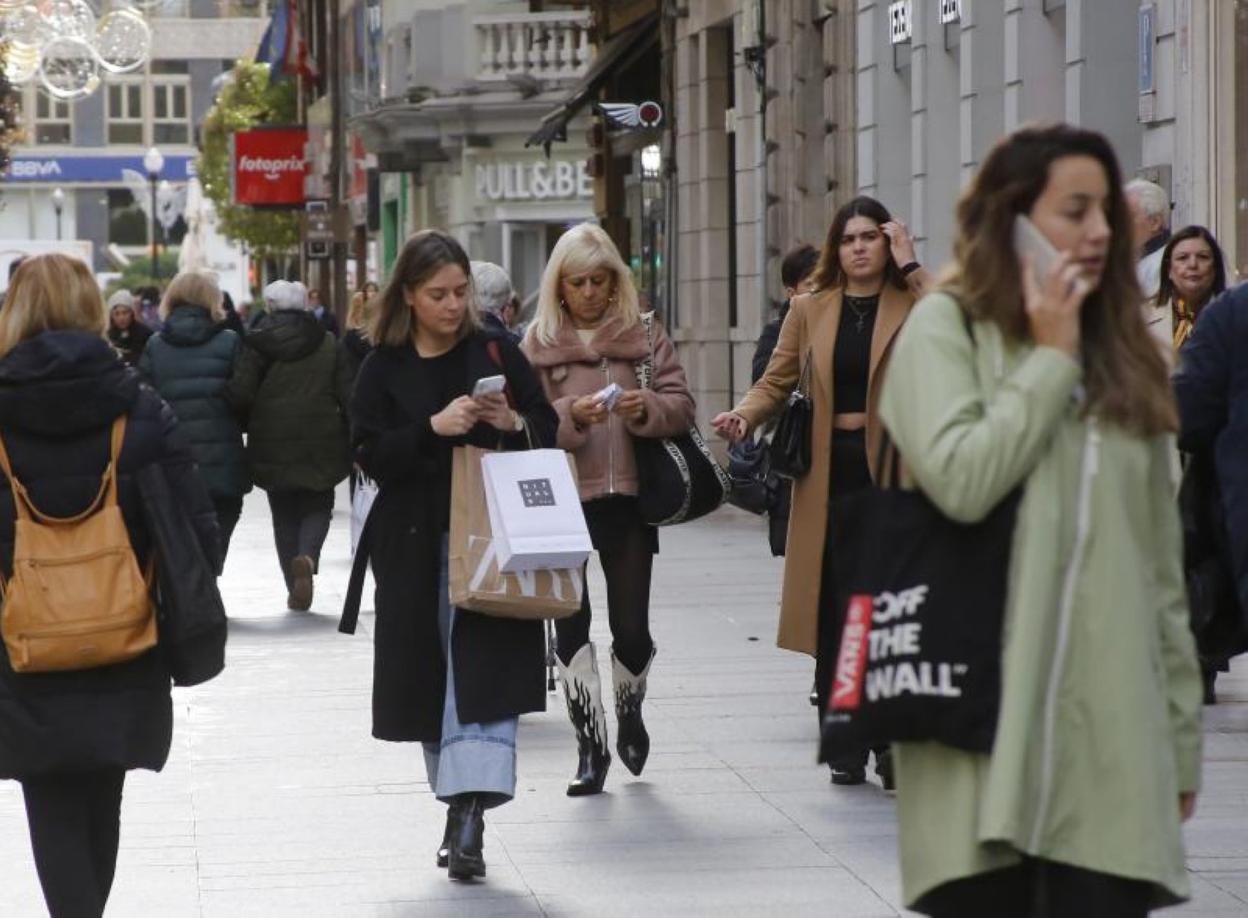 Ambiente de compras navideñas en la calle Corrida de Gijón. 