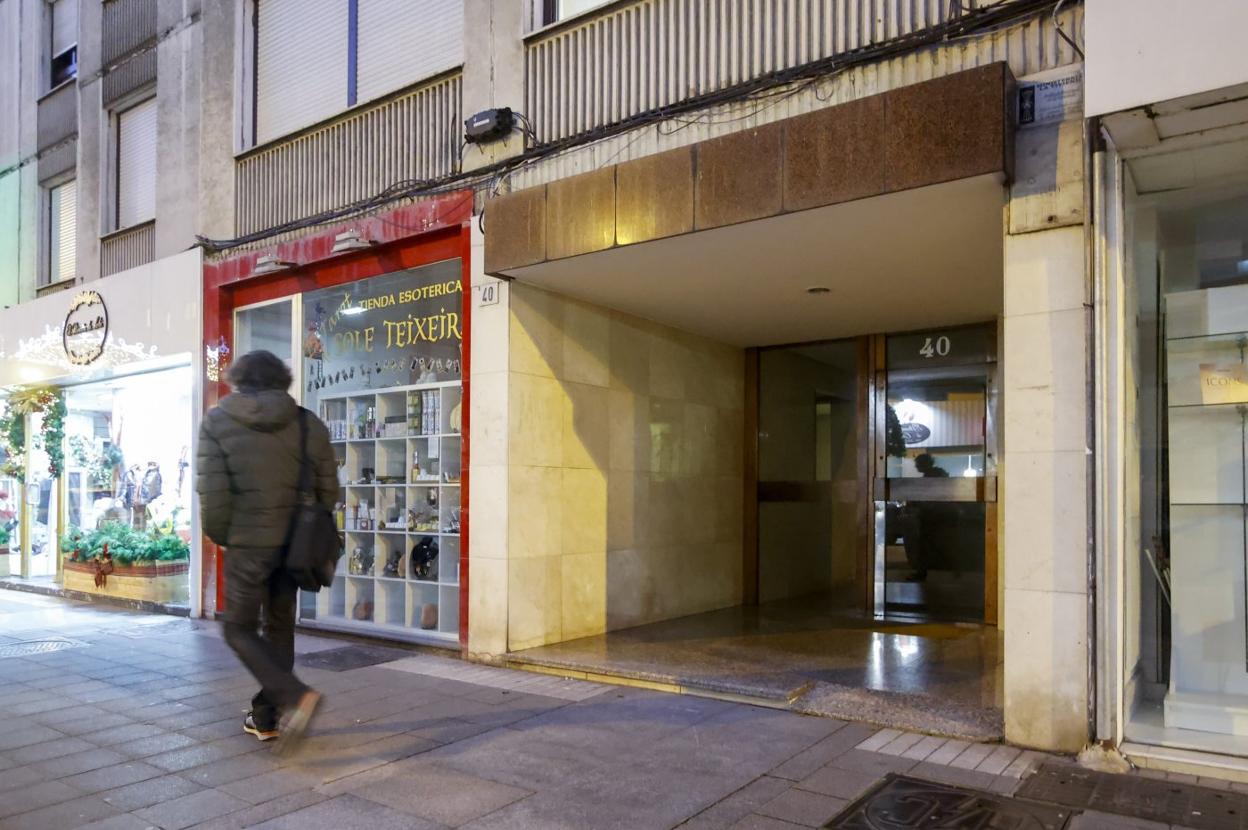 Portal de la calle de Magnus Blikstad donde tuvo lugar la agresión al 'sintecho'. 