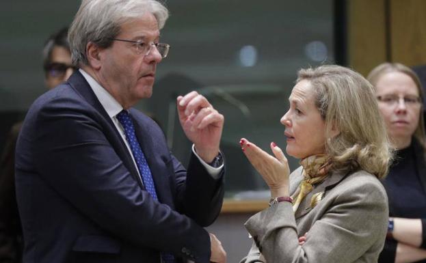 La vicepresidenta económica, Nadia Calviño, dialoga con el comisario de Economía, Paolo Gentiloni.