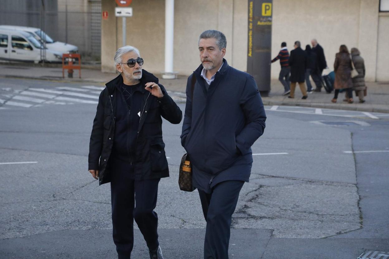 Jesús Martínez conversa con Martín Peláez a su llegada al Aeropuerto de Asturias. 