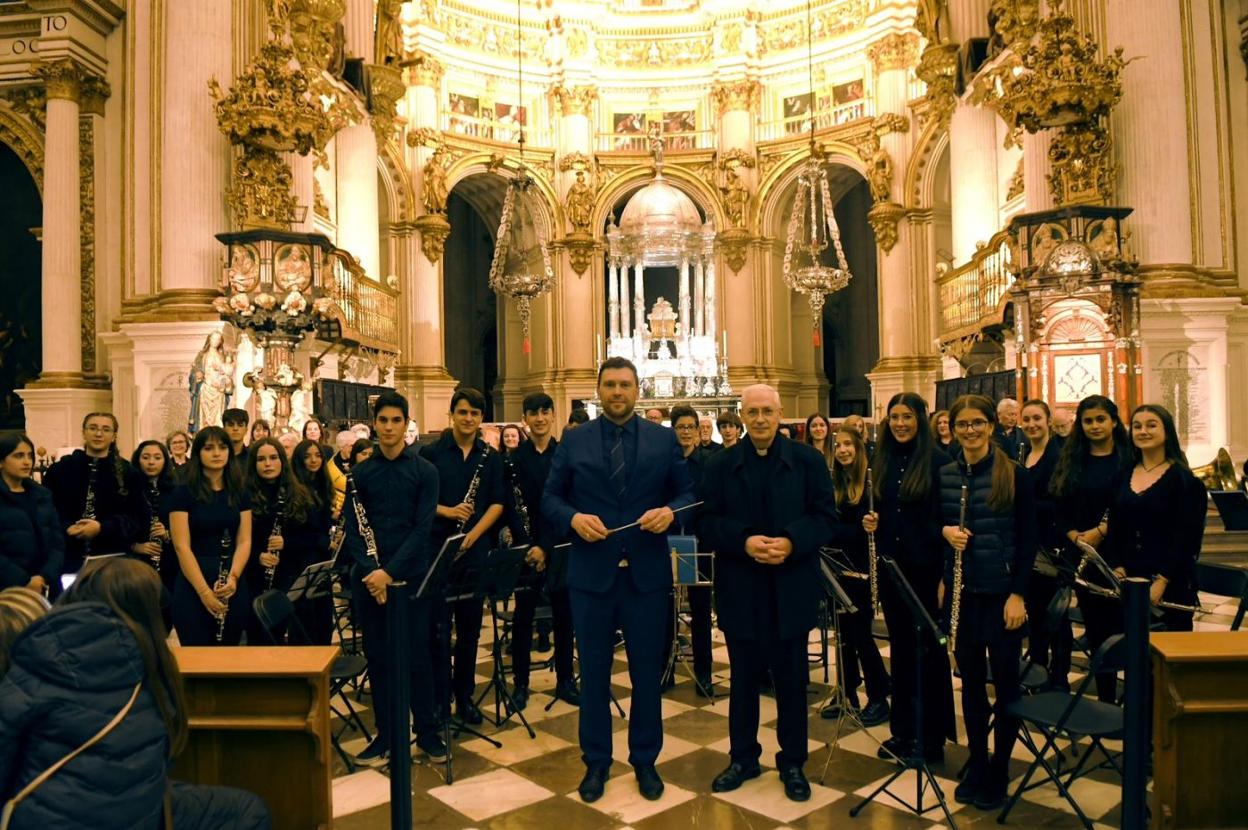 David Colado Coronas dirige la Banda Sinfónica, el Coro Góspel y el coro Villa Blanca de Luarca. 