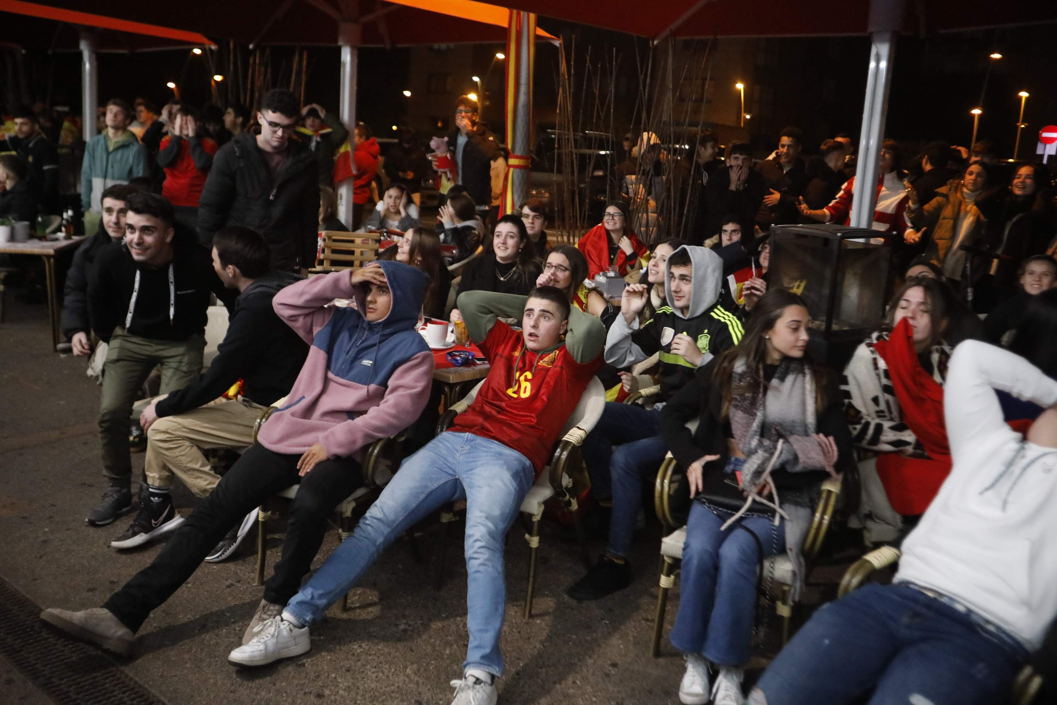 Fotos: Una decepción sin límite entre la afición asturiana