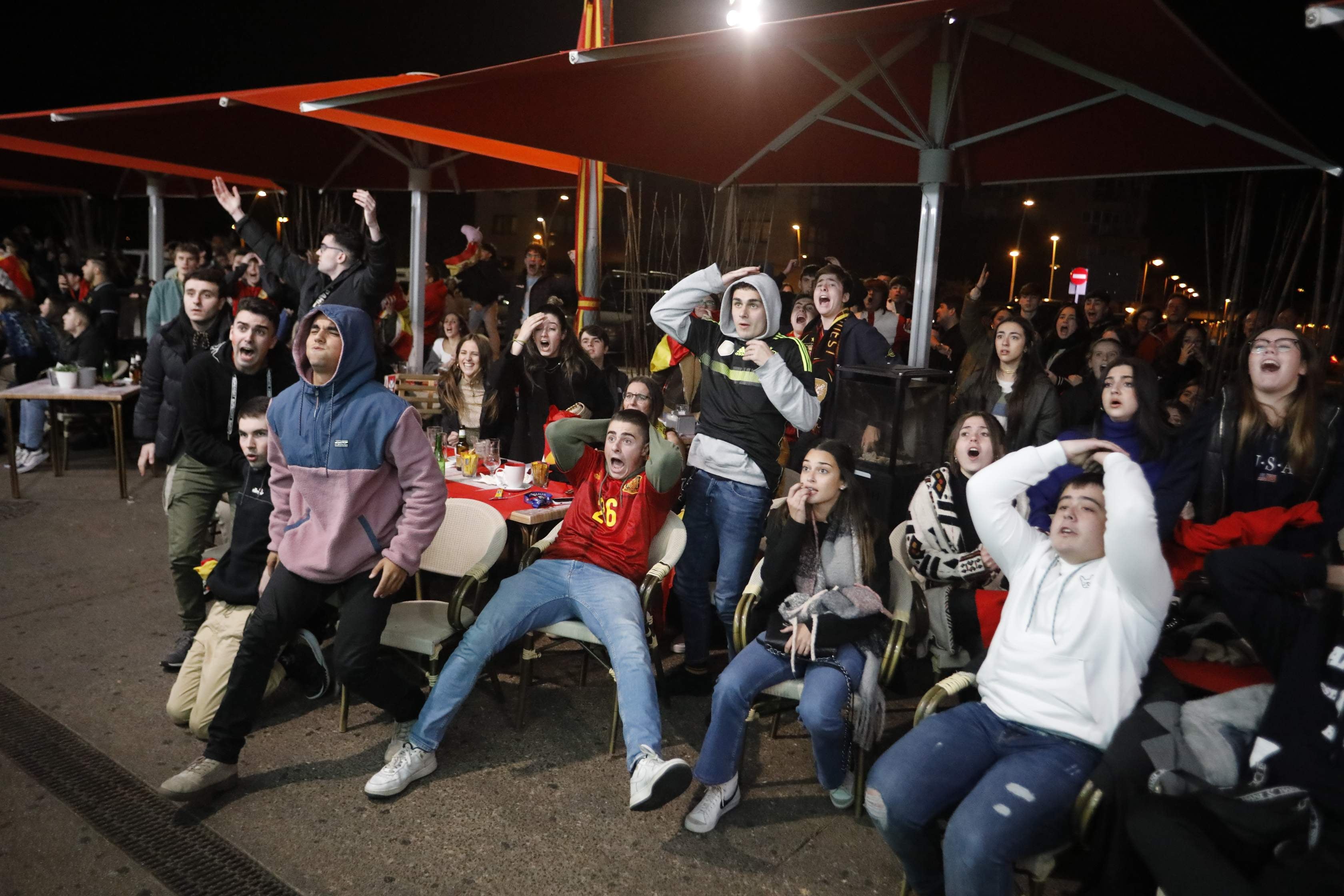Fotos: Una decepción sin límite entre la afición asturiana