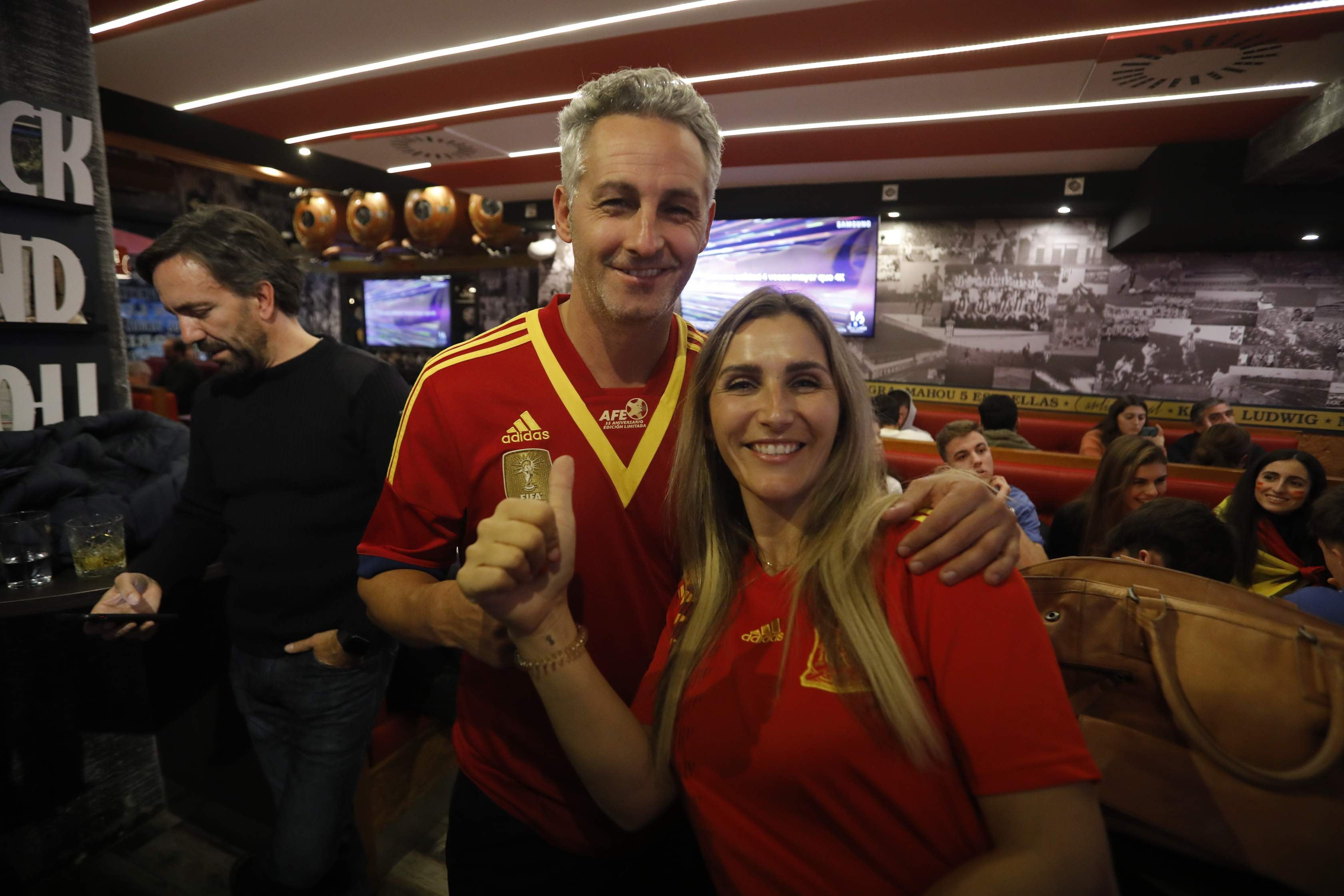 Fotos: Una decepción sin límite entre la afición asturiana