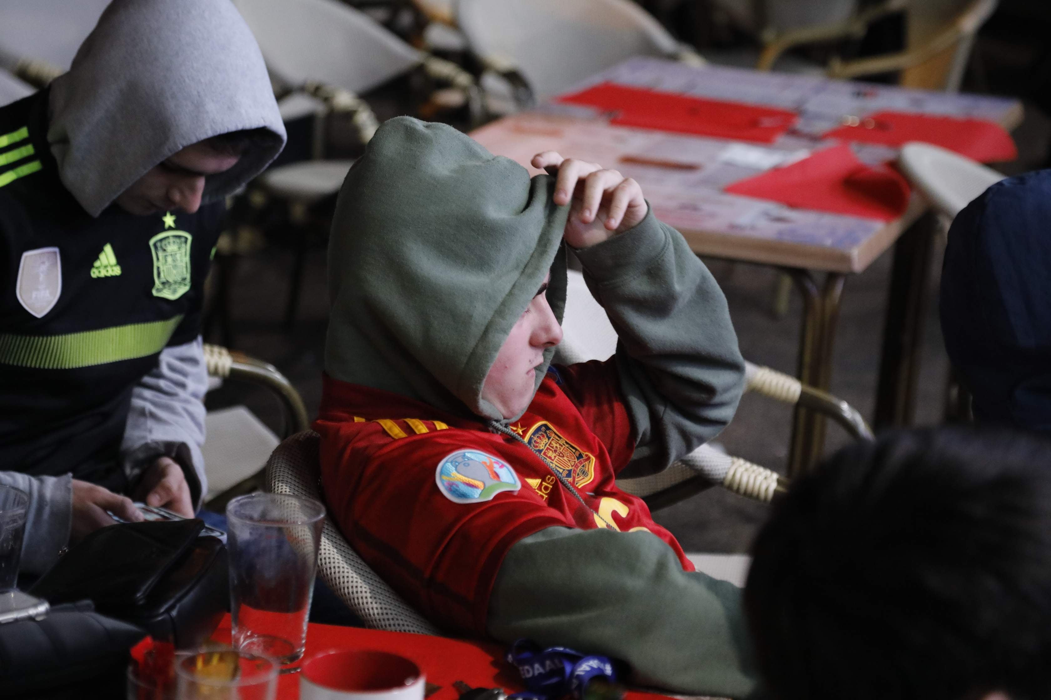 Fotos: Una decepción sin límite entre la afición asturiana