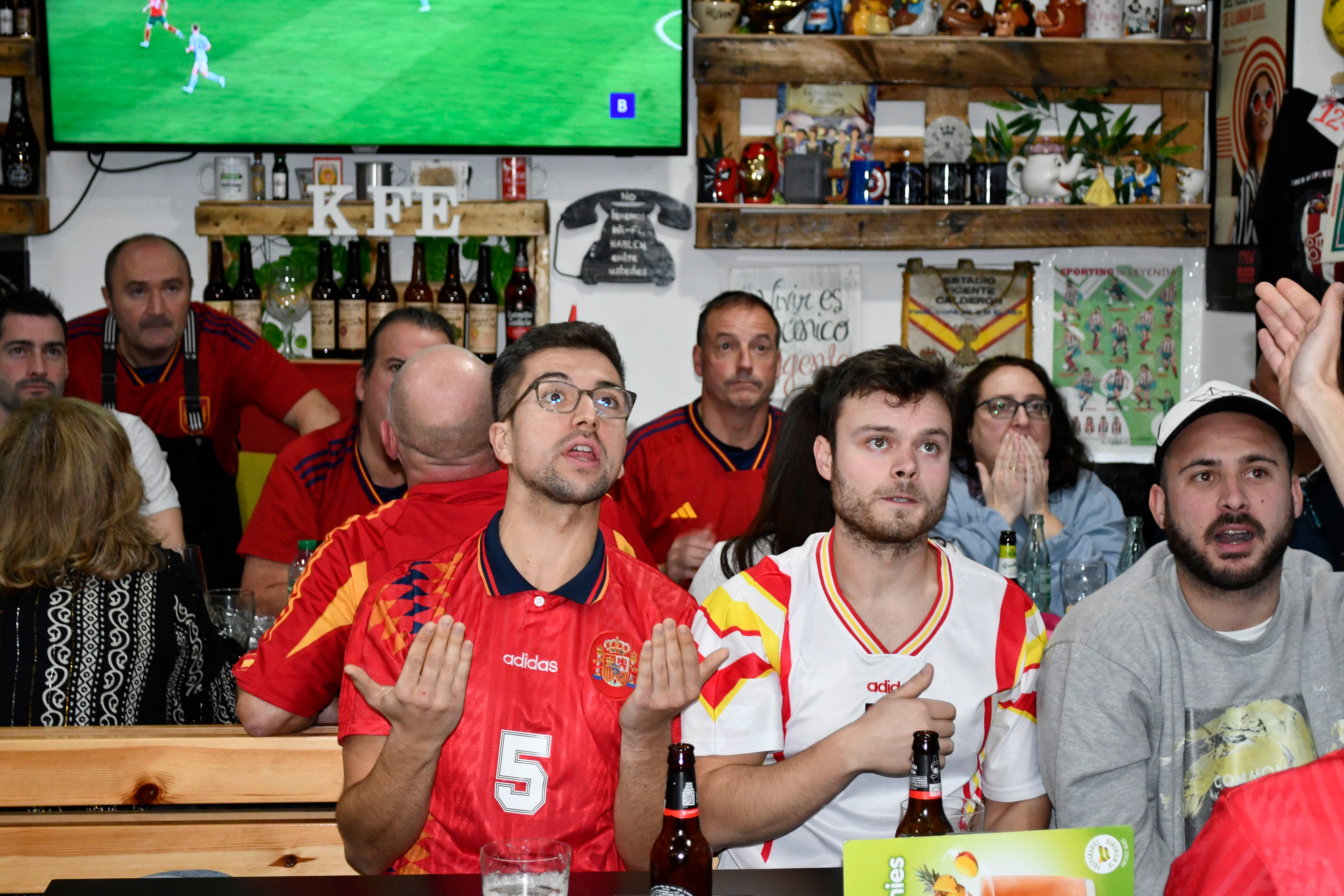 Fotos: Una decepción sin límite entre la afición asturiana