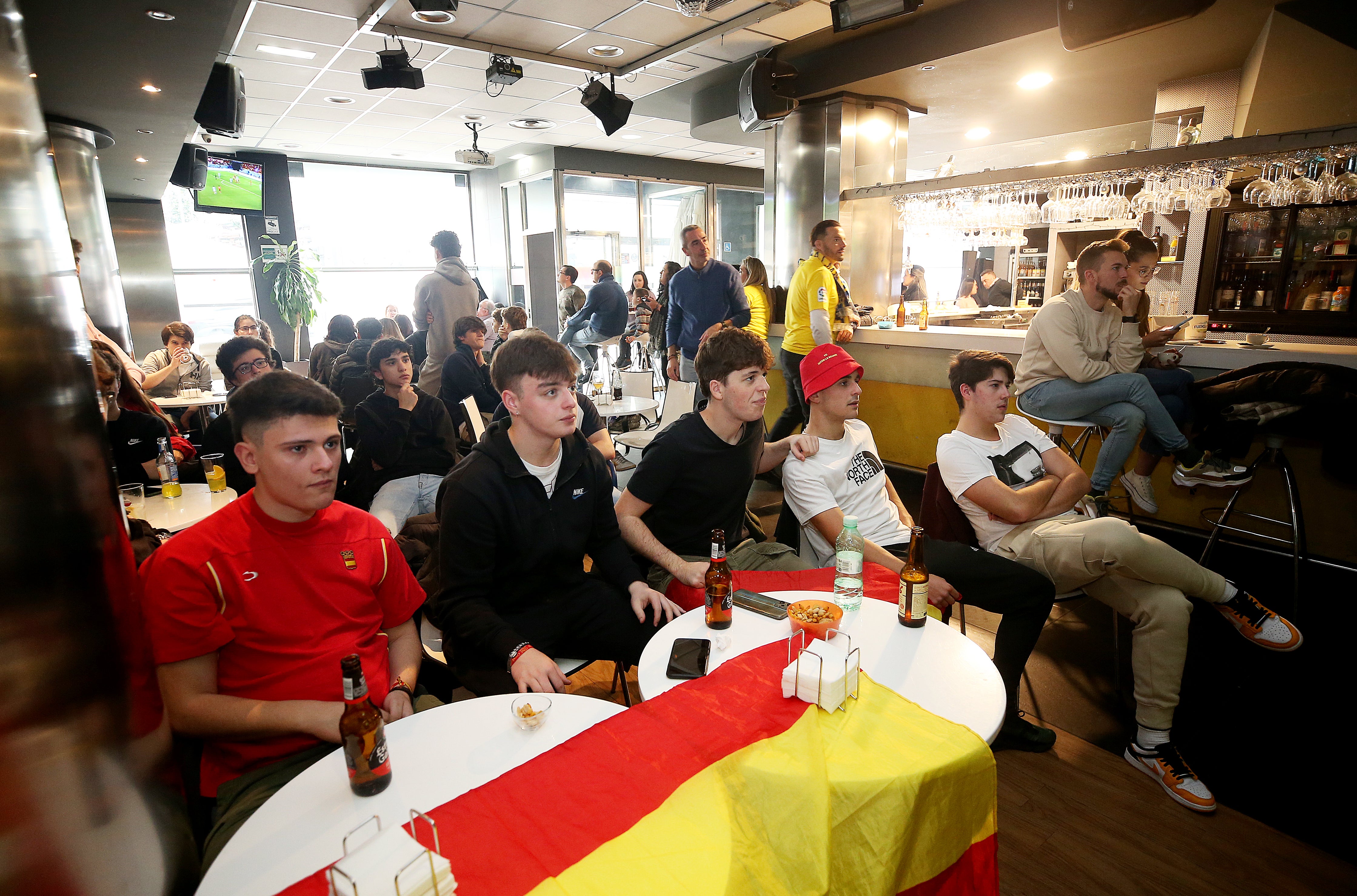 Fotos: Una decepción sin límite entre la afición asturiana