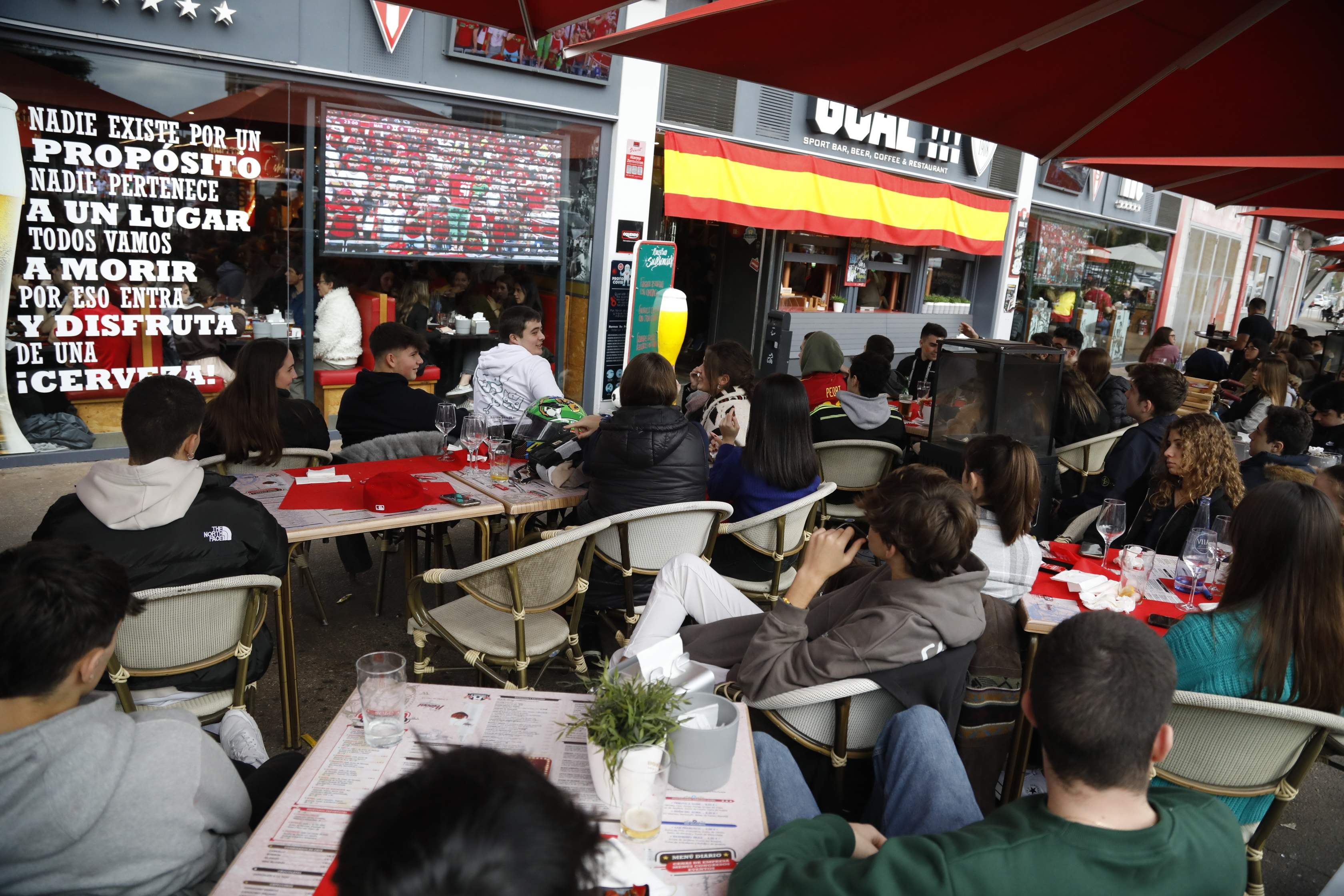 Fotos: Una decepción sin límite entre la afición asturiana