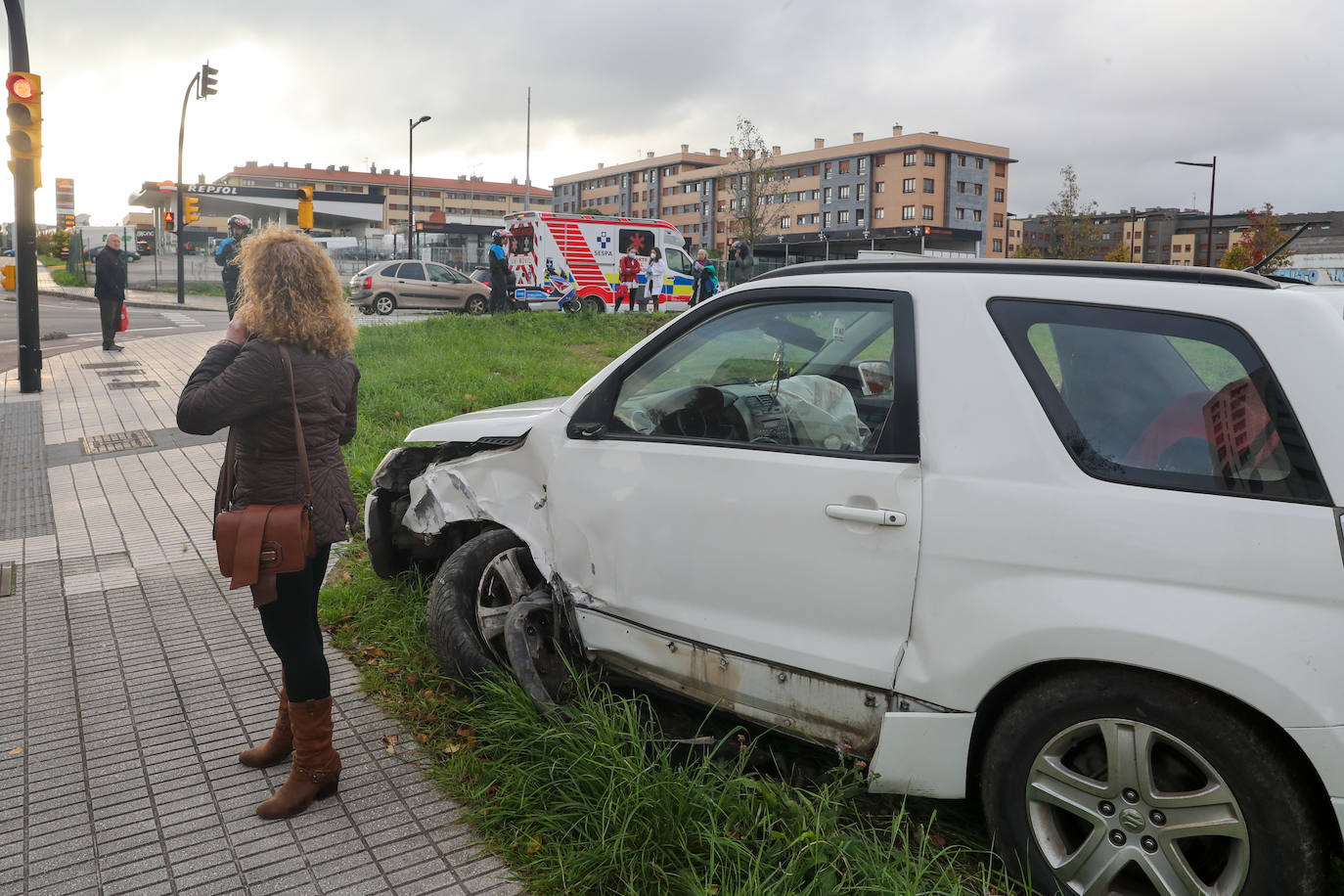 Fotos: Un conductor pierde el conocimiento y choca con una farola en Gijón