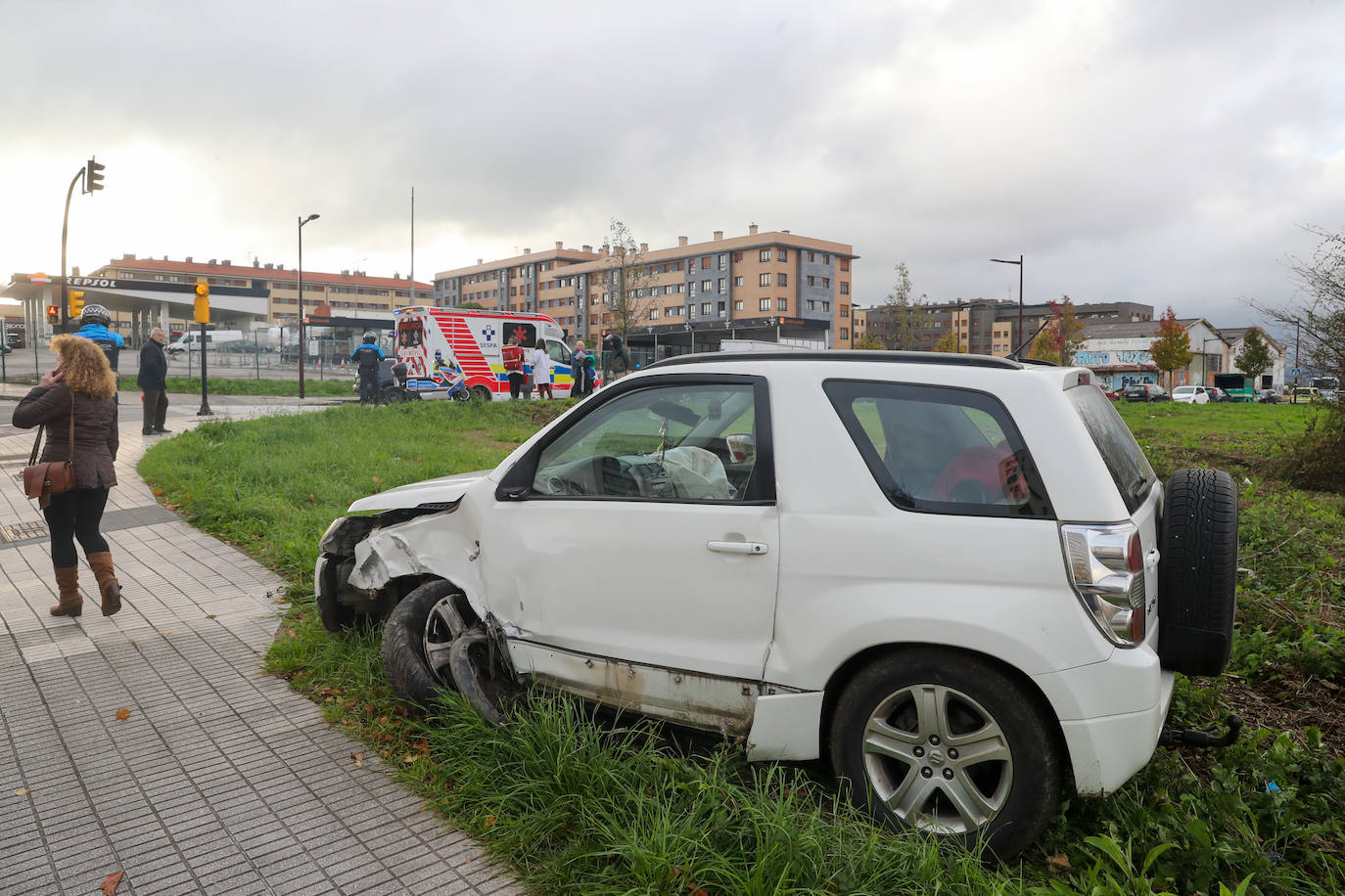 Fotos: Un conductor pierde el conocimiento y choca con una farola en Gijón