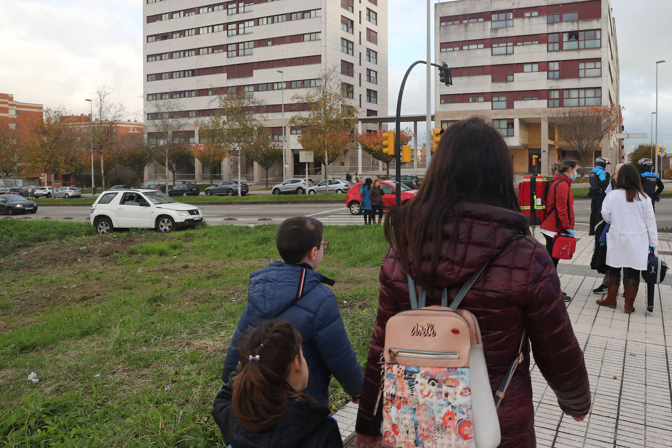 Fotos: Un conductor pierde el conocimiento y choca con una farola en Gijón