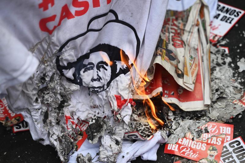 Una camiseta con el rostro de Castillo arde delante de la Prefectura donde fue detenido tras una protesta contra el expresidente golpista