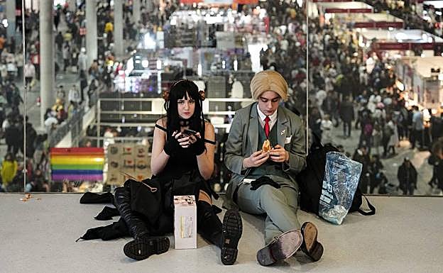 Dos asistentes al Salón del Manga de Barcelona.