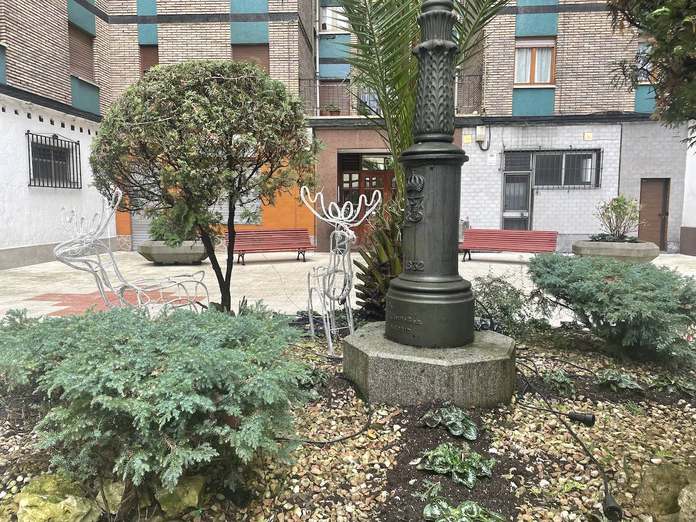 Parte del alumbrado navideño que habían colocado los vecinos y que ha sobrevivido al hurto. 