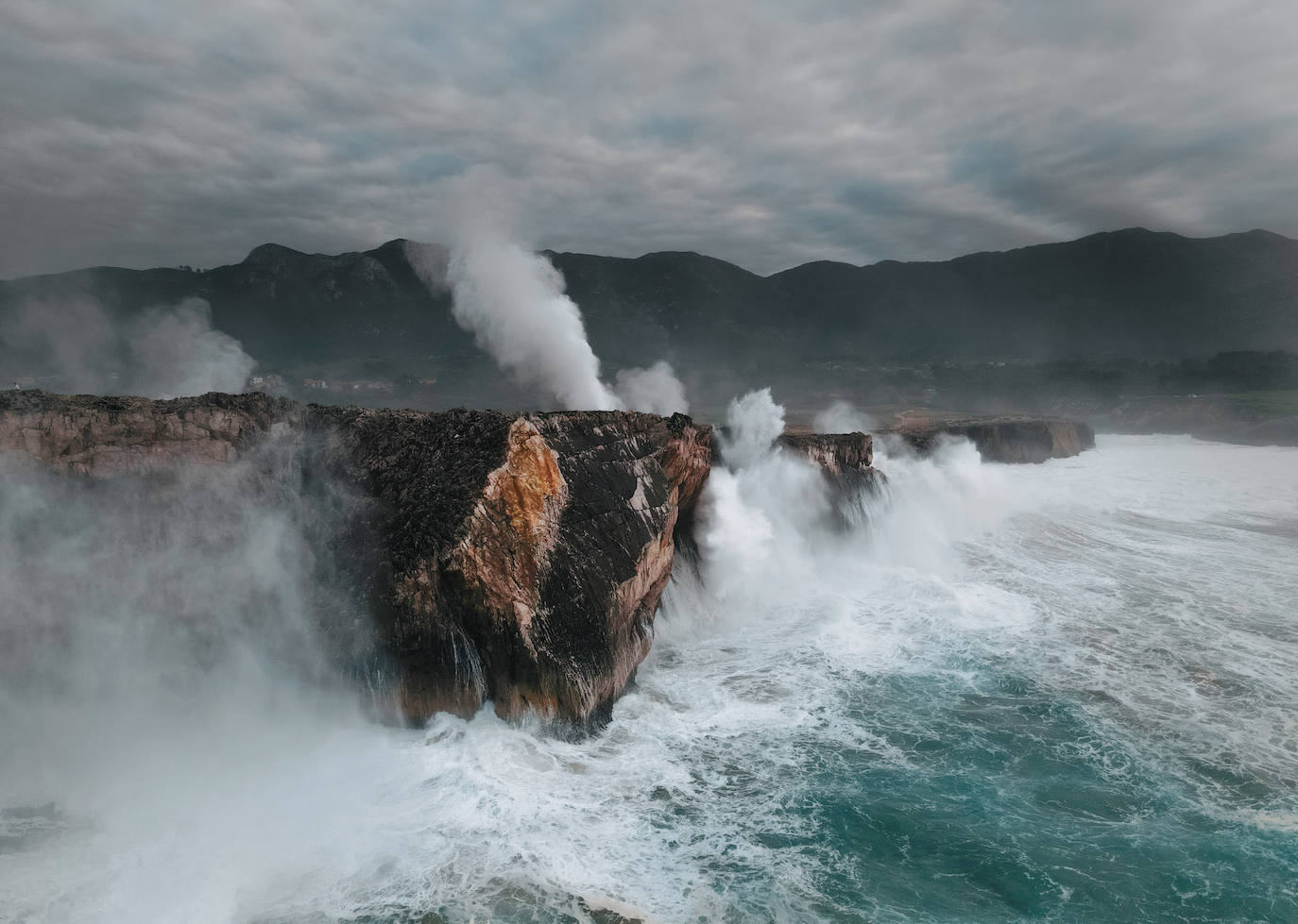 Segundo premio. Febrero. ‘Los bufones de Pría rugiendo’ (Pría, Lllanes) l El día que Julio Aldecoa tomó esta fotografía, «había olas de más de siete metros y apenas hacía viento», recuerda. Eso le permitió «realizar varios vuelos con el dron y hacer fotos que hasta la fecha me ha sido imposible repetir».