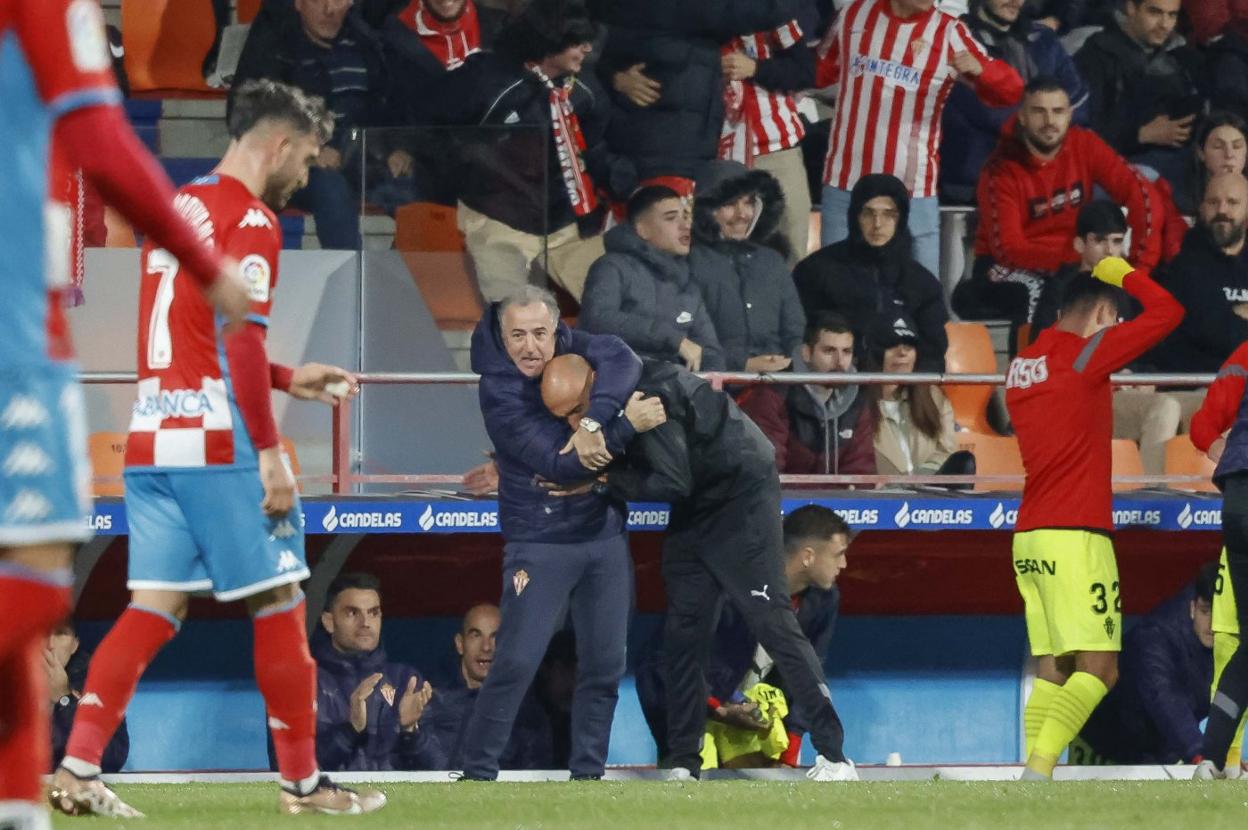 El médico Juan Cachero abraza al técnico Abelardo tras el gol de Zarfino. 