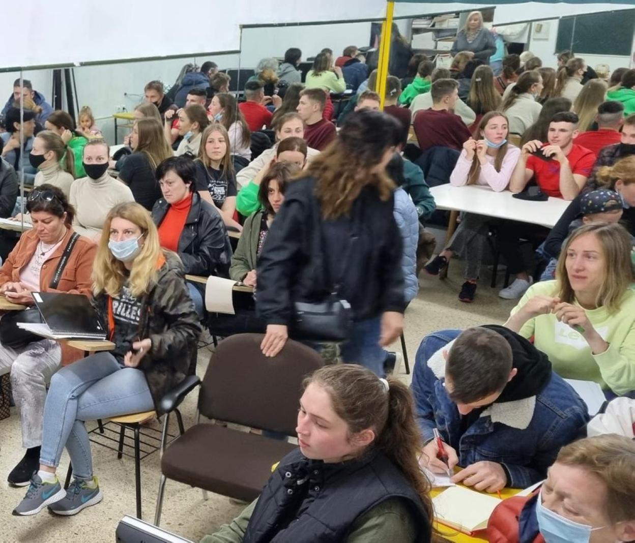 Jóvenes ucranianos en las clases de español que ha organizado Expoacción para facilitarles la integración. 