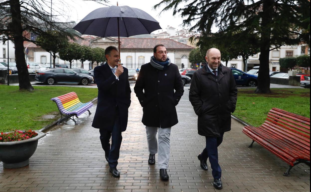 Adrián Barbón, presidente del Principado, junto al vicepresidente, Juan Cofiño, y el alcalde de Gozón, Jorge Suárez.