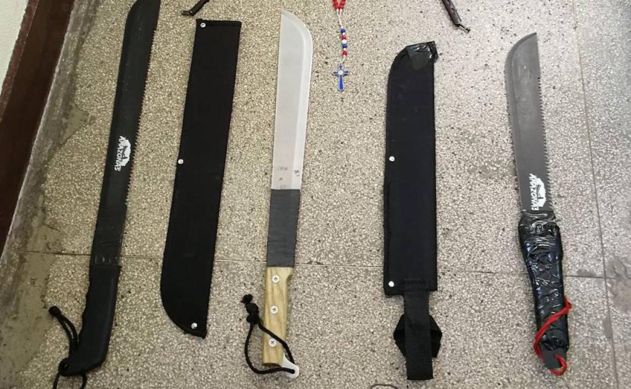 Machetes decomisados por la Policía Nacional a las bandas juveniles.