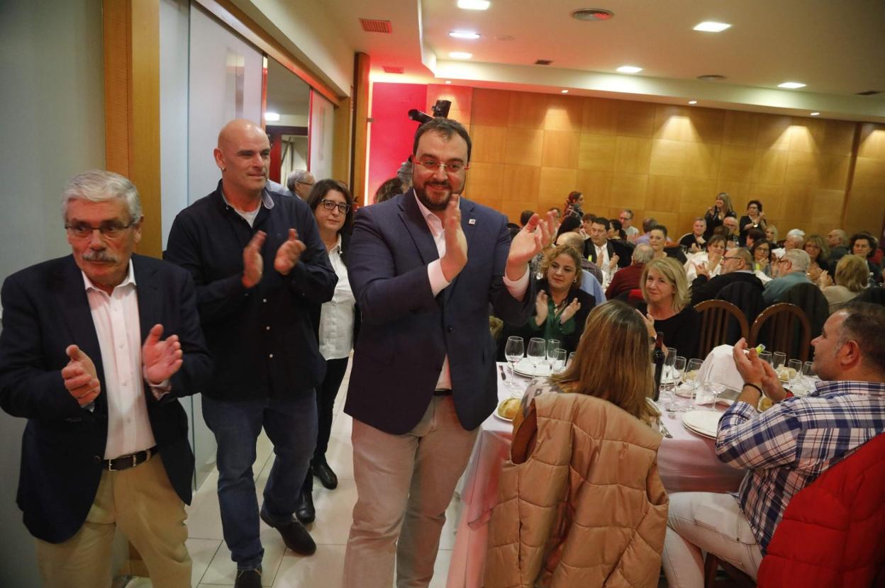 Luis Manuel Flórez 'Floro', Monchu García y Adrián Barbón, a su llegada al comedor donde se congregaron 350 militantes socialistas. 