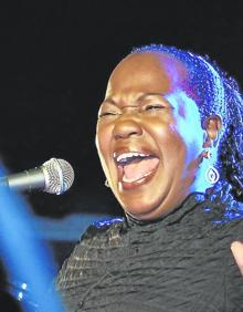 Imagen secundaria 2 - Black Heritage Choir rinde homenaje a Aretha Flankin recordando su 'Amazing Grace'. Bridget Bazile saca su repertorio de los libros de himnos eclesiales.