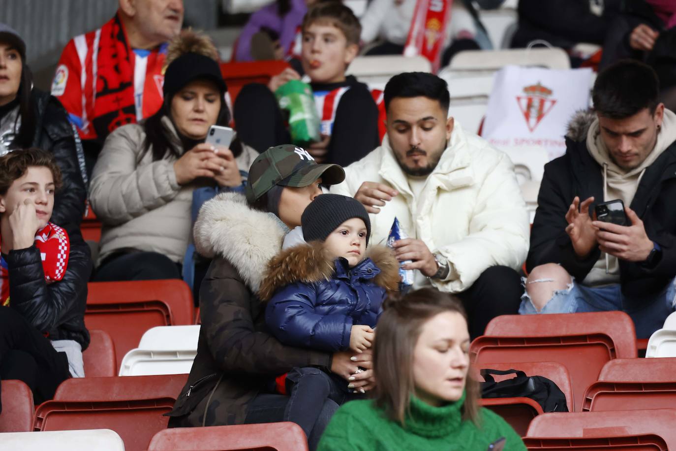 Fotos: ¿Estuviste en el Sporting-Cartagena?¡Búscate en El Molinón!