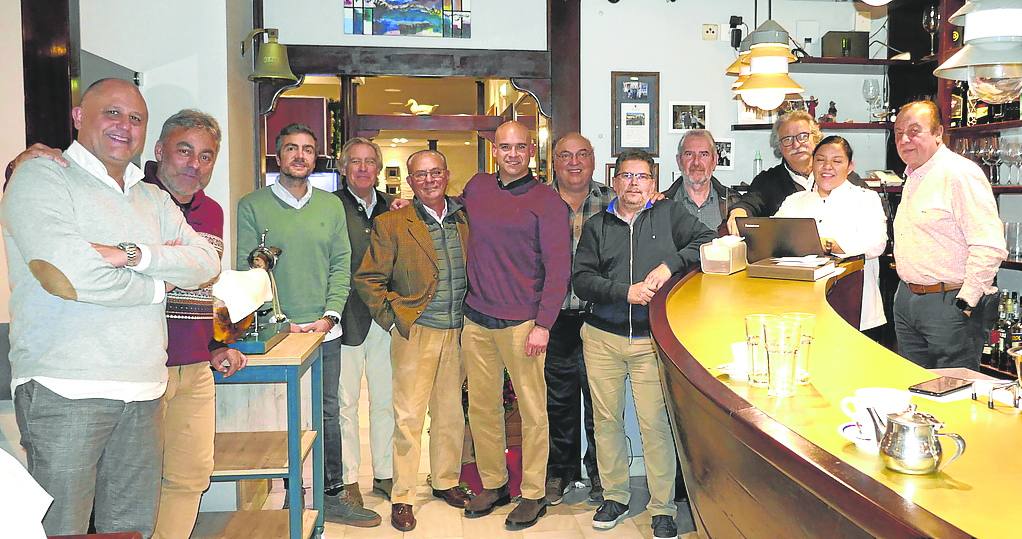 Los miembros de la asociación ‘Amigos del Cava’ celebraron su comida anual en el restaurante V Crespo donde tienen su sede social.