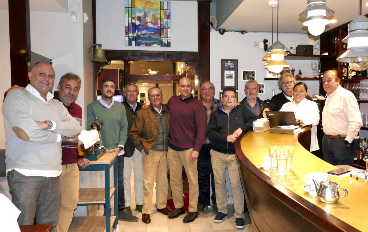 Los miembros de la asociación 'Amigos del Cava' celebraron su comida anual en el restaurante V Crespo donde tienen su sede social.