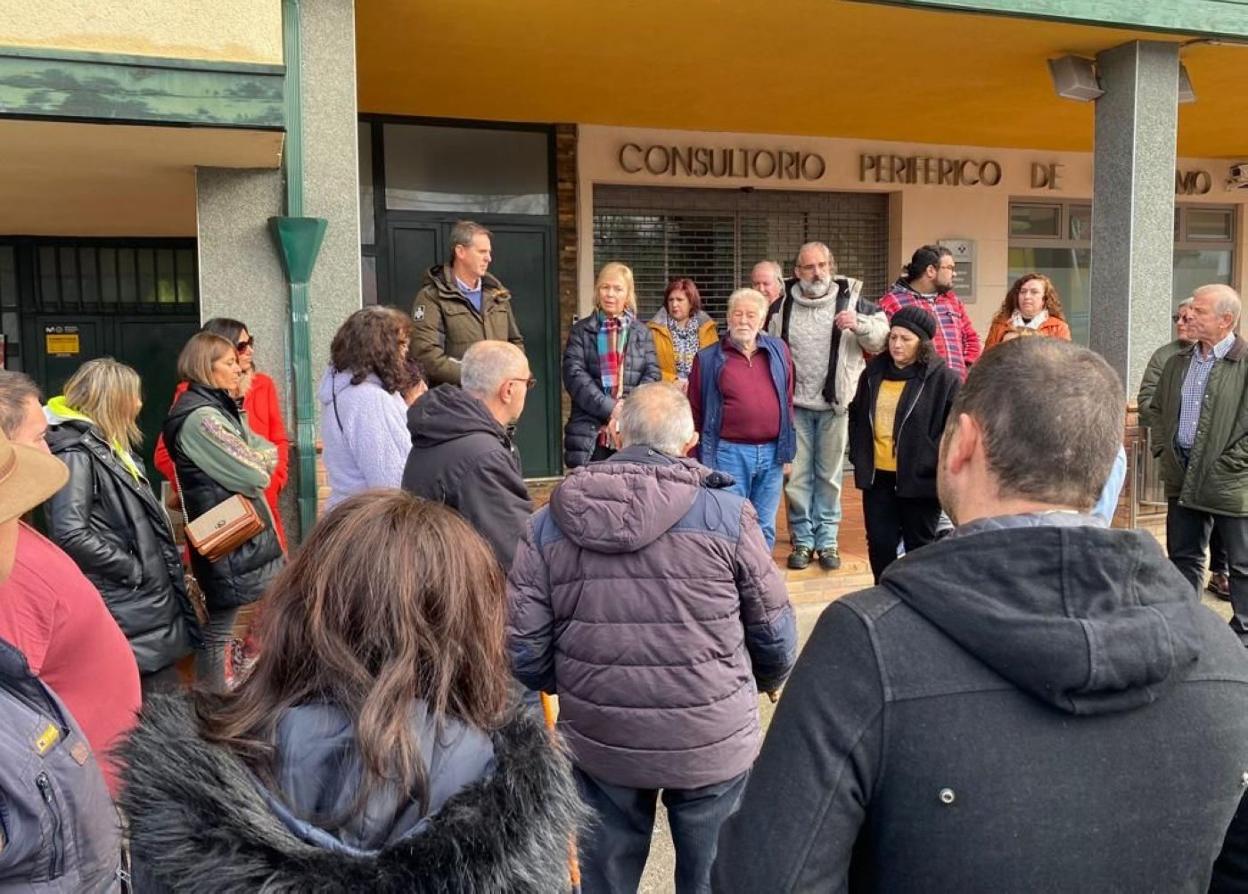 Un grupo de vecinos, ayer ante el consultorio periférico de salud de Candamo. 